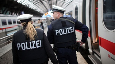 Bundespolizisten patroullieren in Köln im Hauptbahnhof an einem ICE | Bild: dpa-Bildfunk